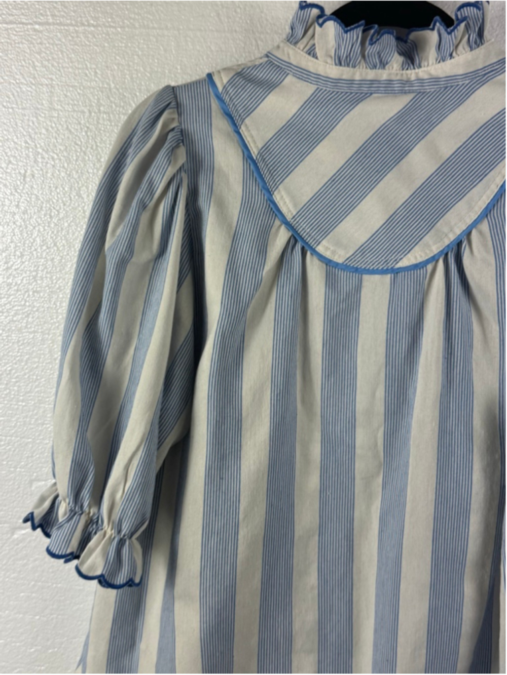 Umgee Chic White Blue Striped High Ruffle Neck top size Medium - Picture 10 of 11